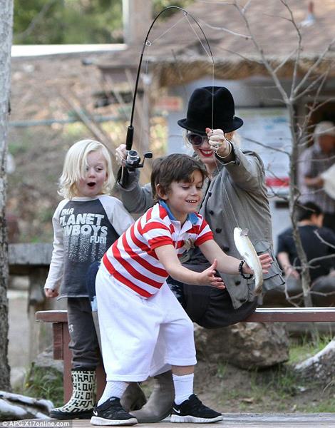 Copii la pescuit :) - cei-doi-copii-ai-cantaretei-s-au-bucurat-foarte-mult-de-partida-de-pescuit.jpg